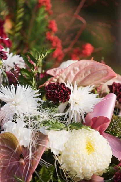 Arranjo de flores na sepultura, close-up