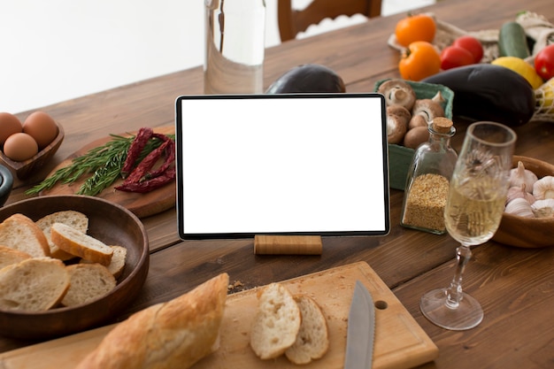 Foto arranjo de ingredientes com tablet de tela em branco