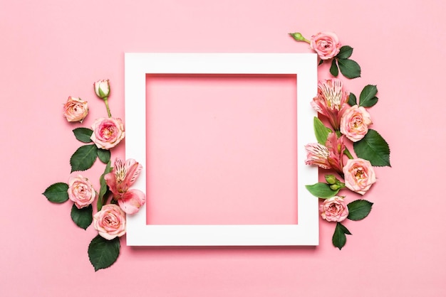 Arranjo de lindas rosas. quadro de papel branco sobre fundo rosa. dia das mães, dia dos namorados, cartão de aniversário.