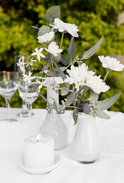 Foto arranjo de mesa com flores e velas