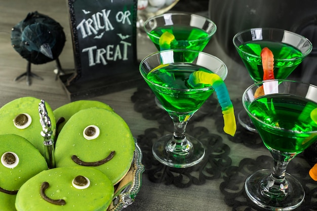 Arranjo de mesa de comida preparado para festa de Halloween.