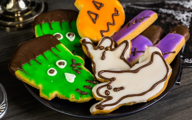 Foto arranjo de mesa de comida preparado para festa de halloween.