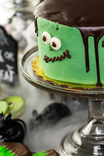 Arranjo de mesa de comida preparado para festa de Halloween.