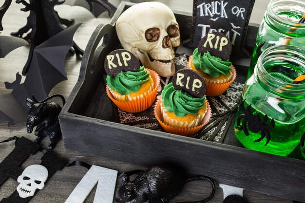 Arranjo de mesa de comida preparado para festa de Halloween.