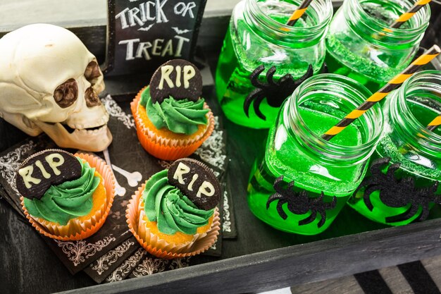 Arranjo de mesa de comida preparado para festa de Halloween.