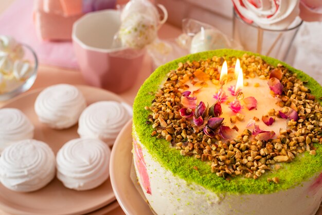 Arranjo de mesa para evento de aniversário com bolo e marshmallows