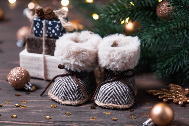 Arranjo de Natal com botas, decorações de natal e ramos de pinheiro