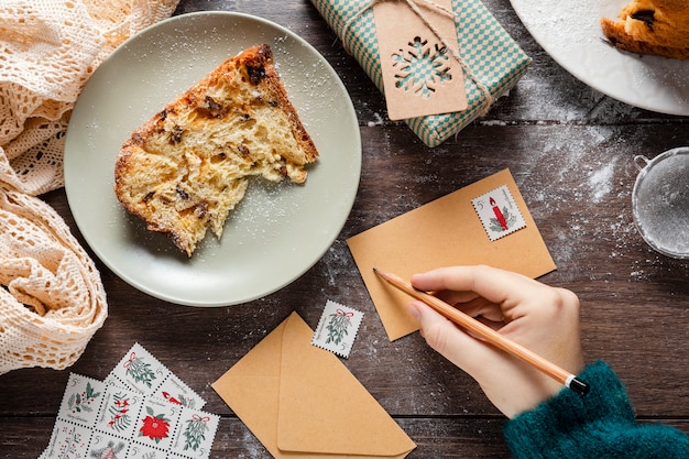 Foto arranjo de natureza morta de delicioso panetone