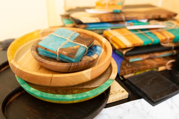 Foto arranjo de objetos de madeira coloridos
