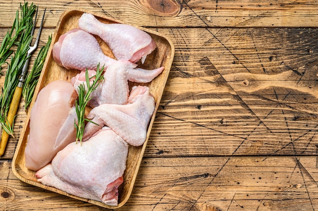 Arranjo de partes de carne de frango crua fresca com espaço de cópia