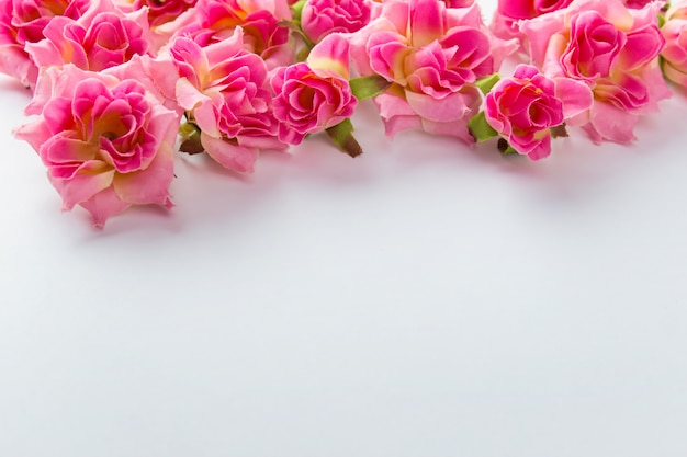 Arranjo de rosas por cima com espaço em branco