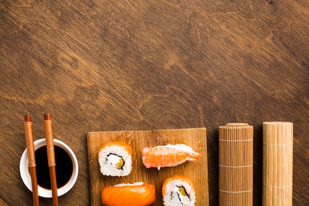 Foto arranjo de sushi plano leigos com espaço de cópia