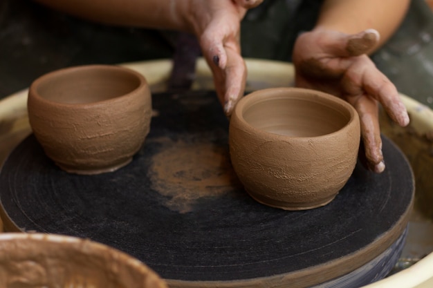 Arranjo de vasos de cerâmica de alto ângulo