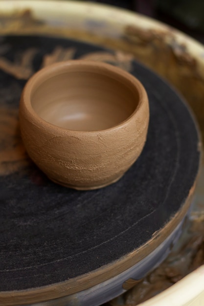 Foto arranjo de vasos de cerâmica de alto ângulo