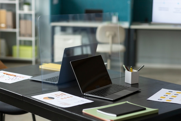 Foto arranjo do local de trabalho com laptops na mesa