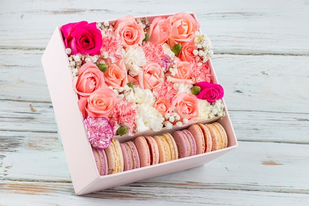 Arranjo floral de rosas com macarons de cores diferentes