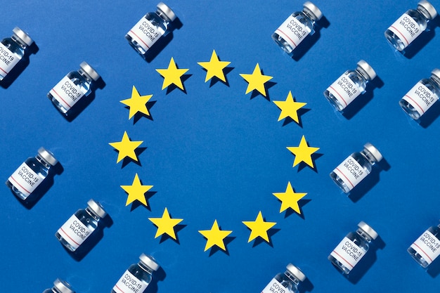 Foto arranjo mínimo de frascos de vacina com a bandeira da união europeia