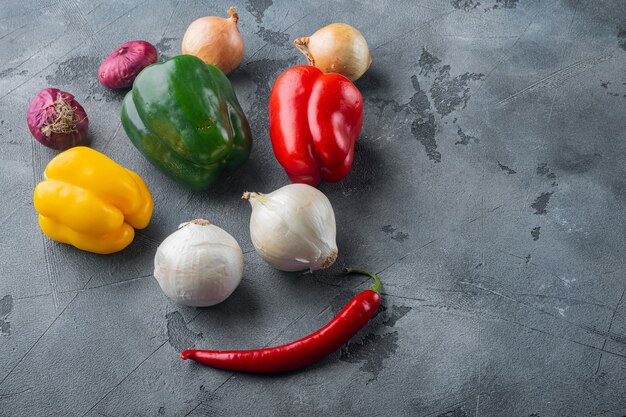 Arranjo misto de vegetais, em mesa cinza com espaço de cópia