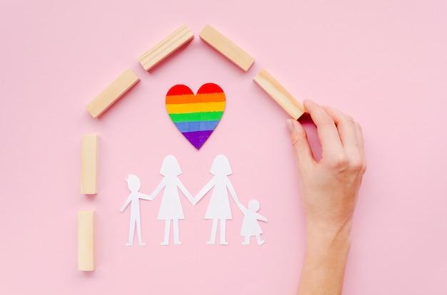 Arranjo para o conceito de família lgbt no fundo rosa