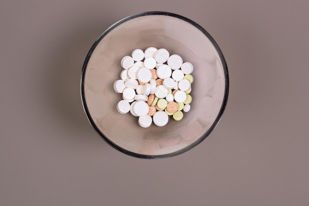 Foto arranjo puro de pílulas médicas em um prato branco