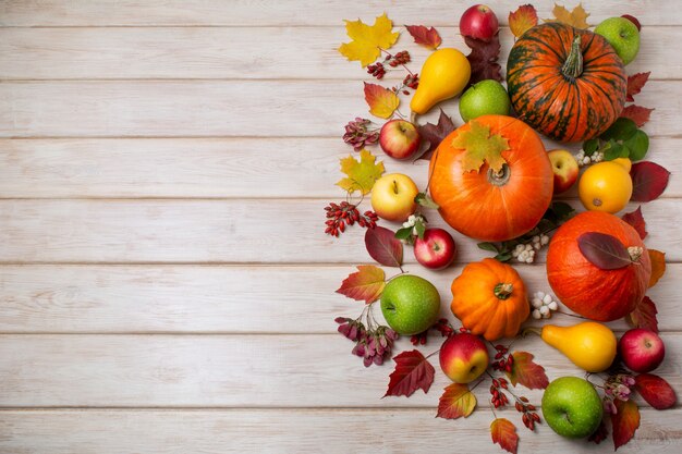 Arranjo rústico de outono com abóboras, folhas de outono, maçãs vermelhas e verdes e abóbora