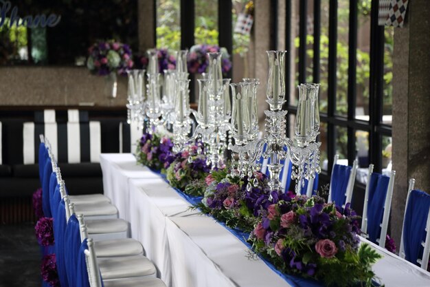 Arranjos de flores na mesa