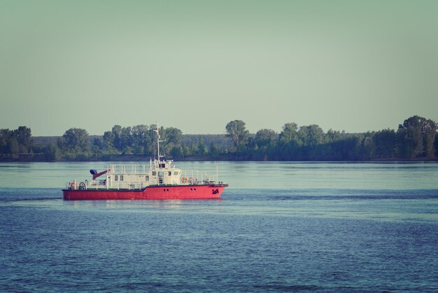 Arrastrero de pesca rojo y blanco o barco a flote tonificado