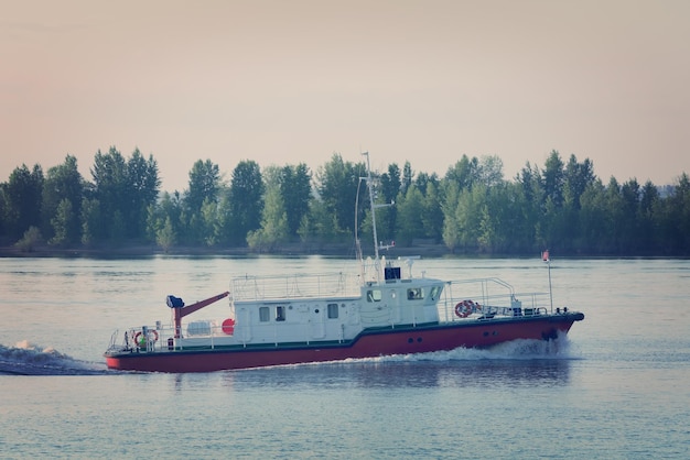 Arrastrero de pesca rojo y blanco o barco a flote tonificado