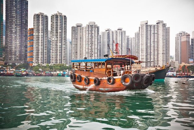 Arrastreros de pesca tradicionales en el famoso pueblo flotante de la bahía de Aberdeen en Hong Kong