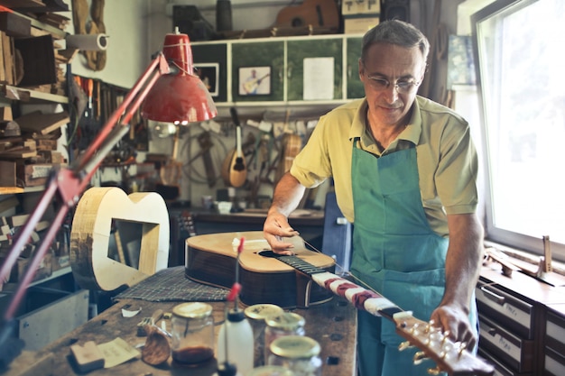 Arreglando una guitarra en un taller.