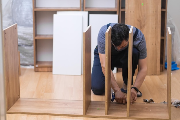 Arreglando muebles manitas expertos atornillando clavos en el gabinete