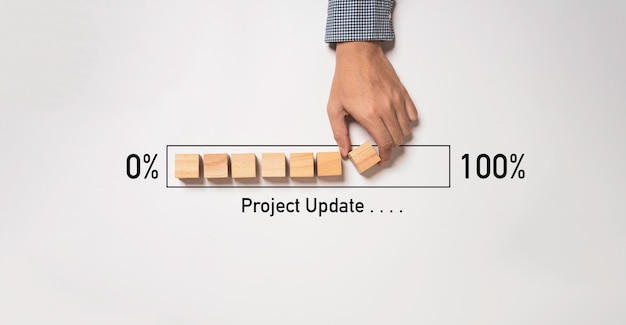 Arreglar a mano la barra de descarga del cubo de bloque de madera de 0 a 100 para el concepto de progreso de actualización del proyecto