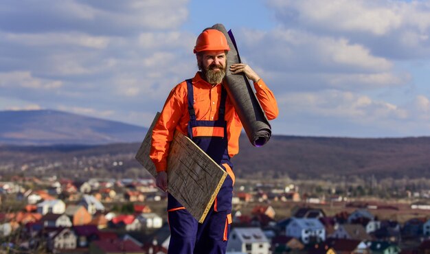 Arreglar o construir. Proporcione un acceso seguro al techo. Techo de reparación de techador. Instalación de techo. Trabajo de casco de hombre al aire libre. Construcción de viviendas. Concepto de mecánico de techo. Eliminación de peligros. Inspeccionar reparar y reemplazar.