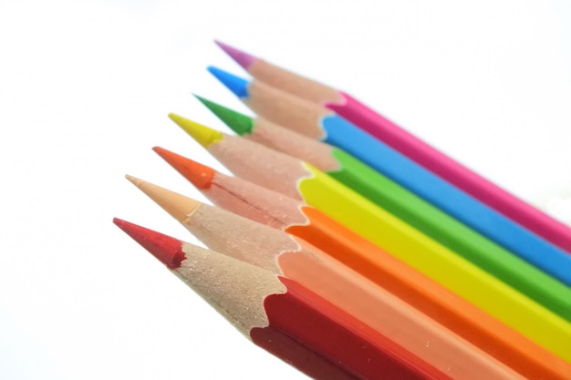 arregle de lápiz de color afilado en el fondo blanco