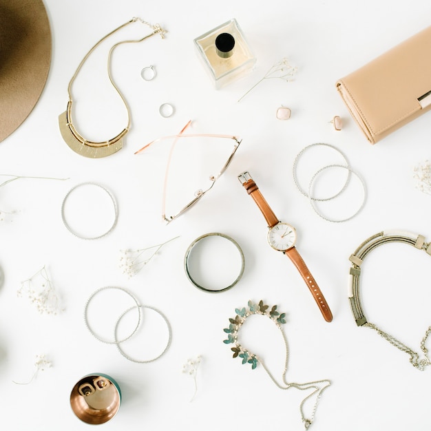 Foto arreglo de accesorios de moda de mujer en blanco