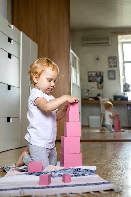 Arreglo alegre para niños pequeños cubos rosados torre de montaje materiales educativos maria montessori