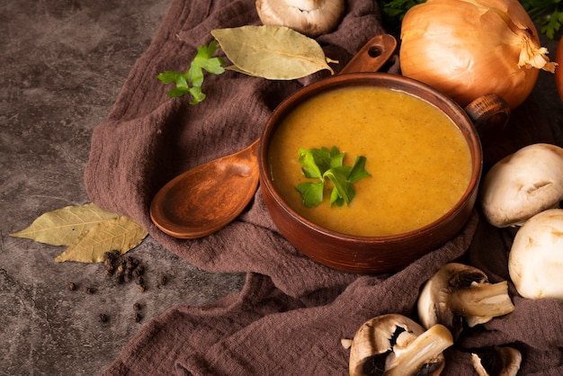 Foto arreglo de alto ángulo con sopa de calabaza y cuchara