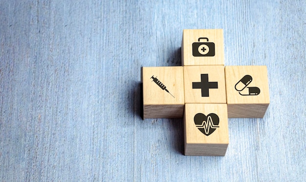 Arreglo de bloques de madera con íconos médicos de atención médica