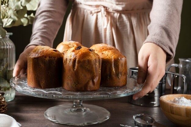 Foto arreglo de bodegón de delicioso panettone