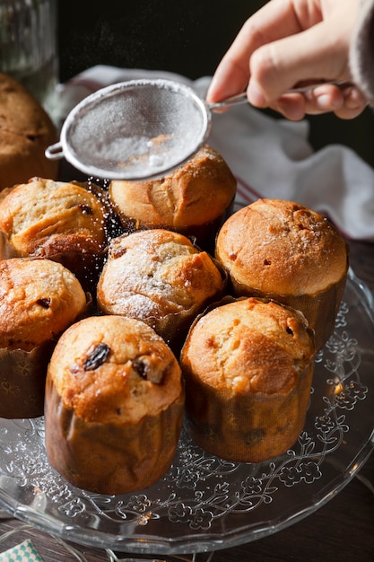 Arreglo de bodegón de delicioso panettone