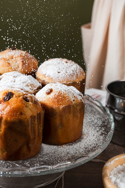 Foto arreglo de bodegón de delicioso panettone