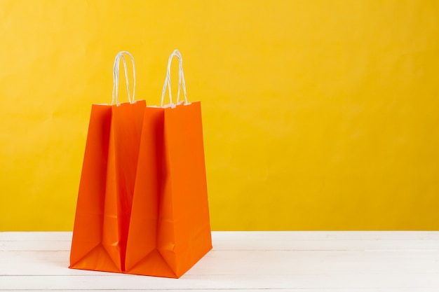 Arreglo de bolsas de compras en amarillo brillante