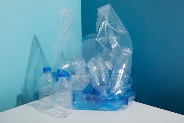 Foto arreglo de bolsas de plástico con botellas