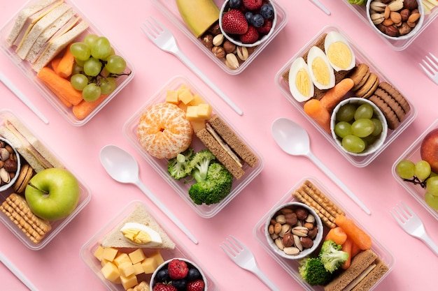 Foto arreglo de cajas de almuerzo de comida sabrosa endecha plana