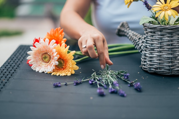 Arreglo de canasta de flores al aire libre.