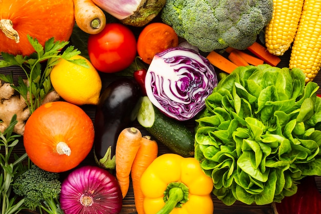 Foto arreglo colorido de deliciosas verduras