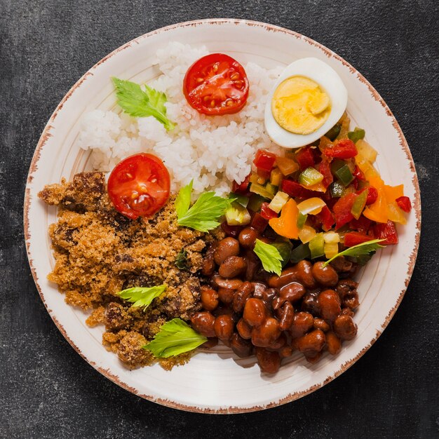 Foto arreglo de comida brasileña sabrosa endecha plana