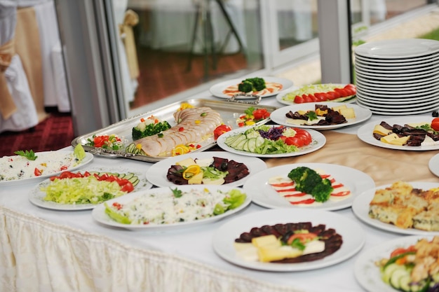 arreglo de comida de catering delicioso en fiesta en restaurante