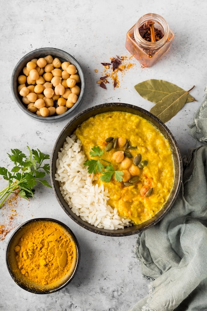 Arreglo de comida sabrosa endecha plana