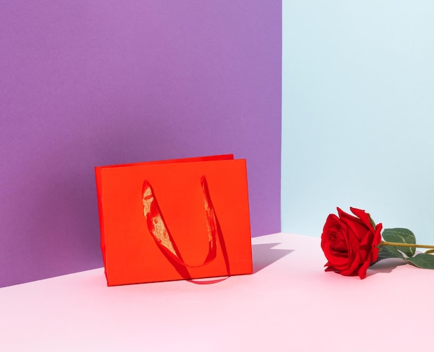 Arreglo creativo con bolsa y flor de rosa roja Concepto mínimo de San Valentín Fondo vívido